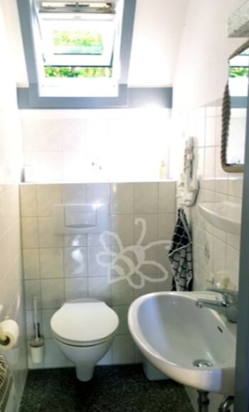 Zusätzliches WC und Waschbecken 