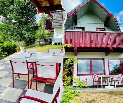 Bines Ferienhaus am See mit Südterrasse und Südbalkon