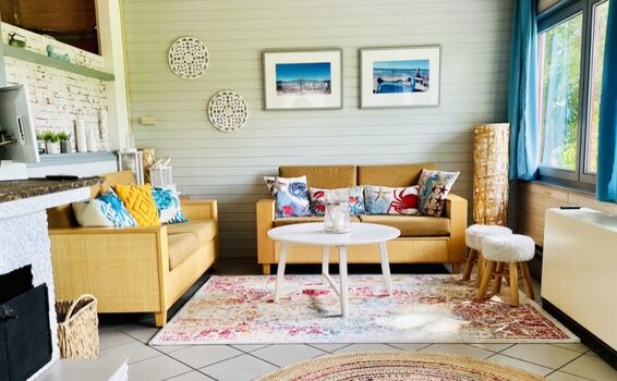 Schönes großes Wohnhzimmer mit offenem Kamin