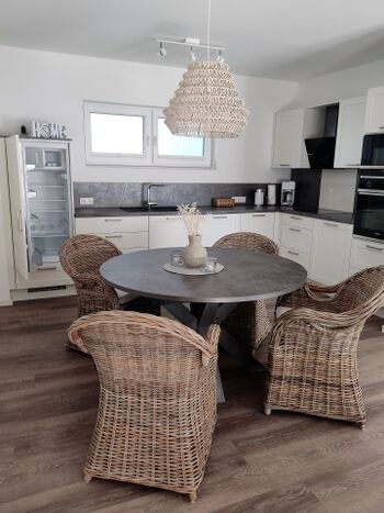 Moderner offener Küchenbereich