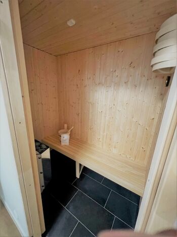 und eigener Sauna
