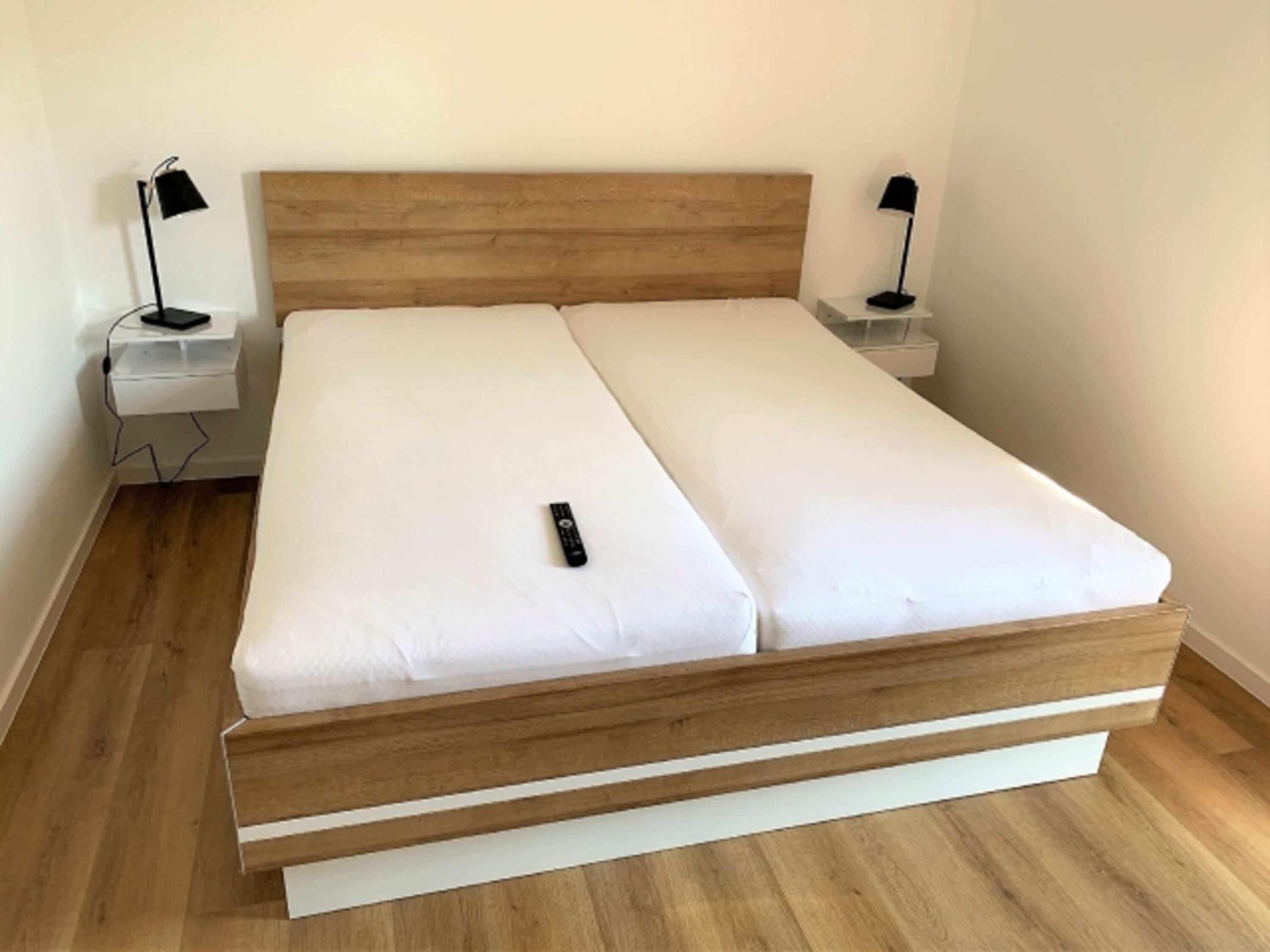 Schlafzimmer mit Fernseher
