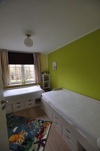 Das Kinderzimmer ist mit zwei Einzelbetten ausgestattet.