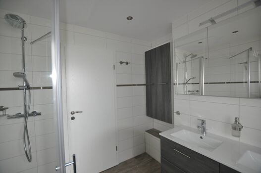 Das Badezimmer mit Doppelwaschbecken ..