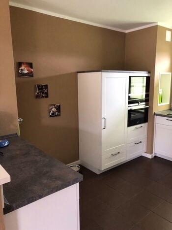 Die Küche ist modern ..