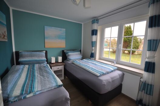 Im 2. Schlafzimmer befinden sich zwei Einzelboxspringbetten 