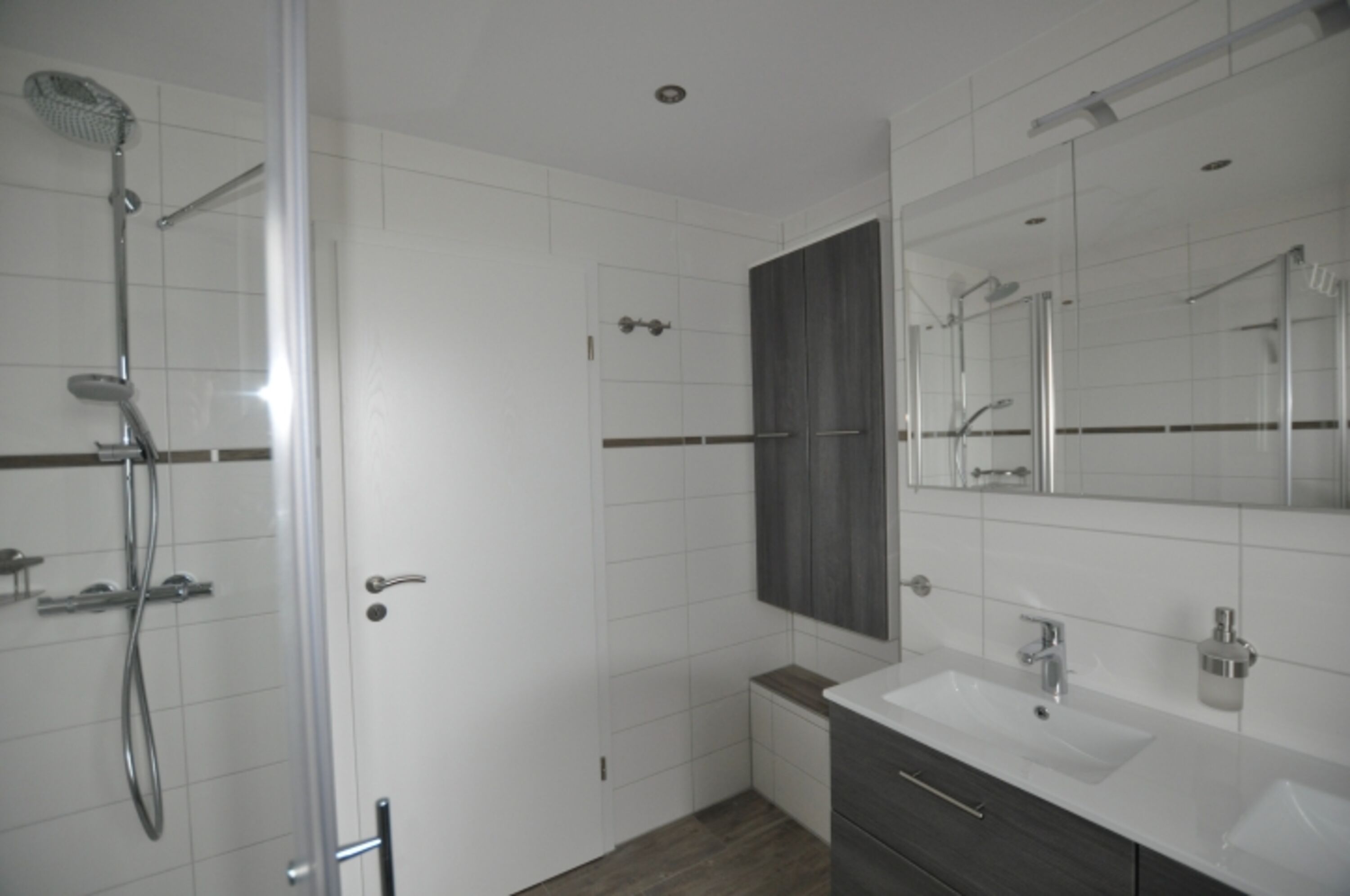 Das Badezimmer mit Doppelwaschbecken ..