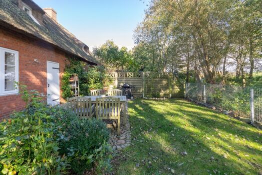 Andrea - Toller Garten der komplett eingezäunt ist 