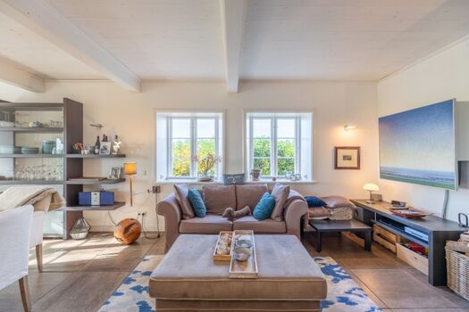 Andrea - Lichtdurchfluteter Wohnbereich mit gemütlichem Sofa 