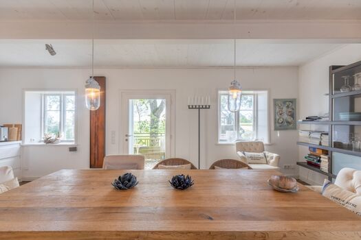 Andrea - Der große Holztisch bietet Platz für die ganze Familie 