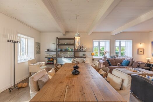 Andrea - Der große Holztisch bietet Platz für die ganze Familie 