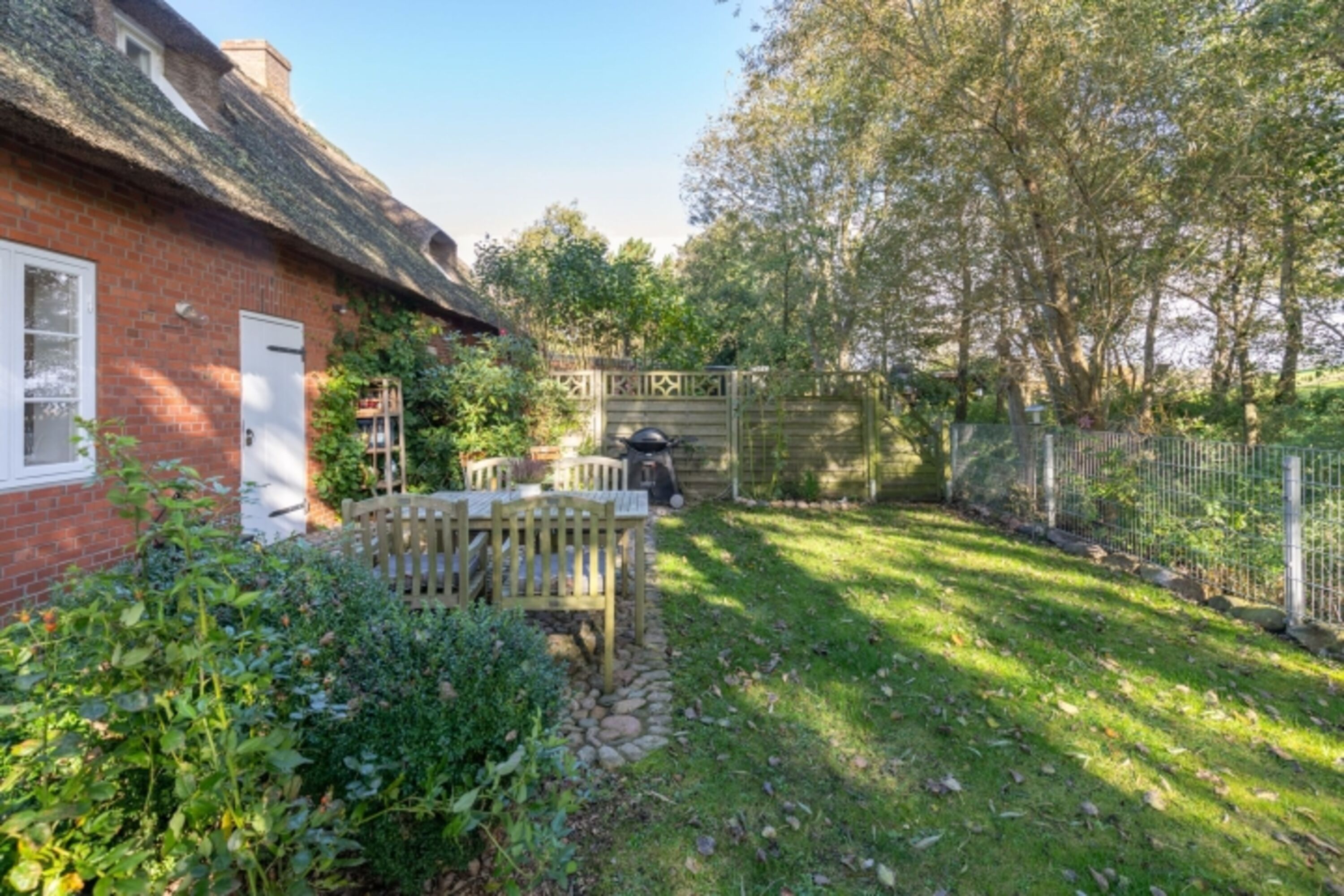 Andrea - Toller Garten der komplett eingezäunt ist 