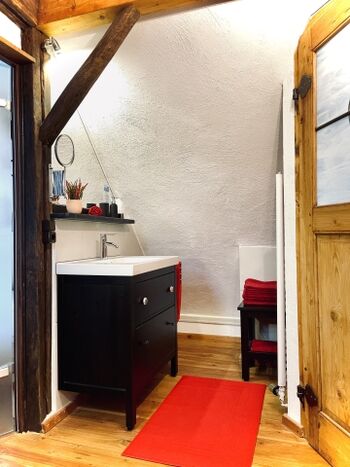 Bad mit Dusche und WC