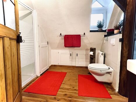 Bad mit Dusche und WC