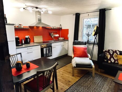 Küche und Wohnzimmer