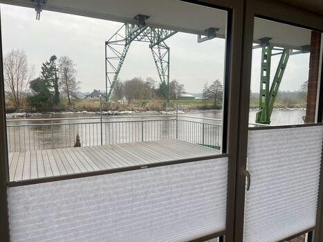 Ausblick auf Terrasse mit Blick auf die Oste & Schwebefähre