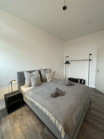 Schlafzimmer mit Boxspringbett (160x200cm)