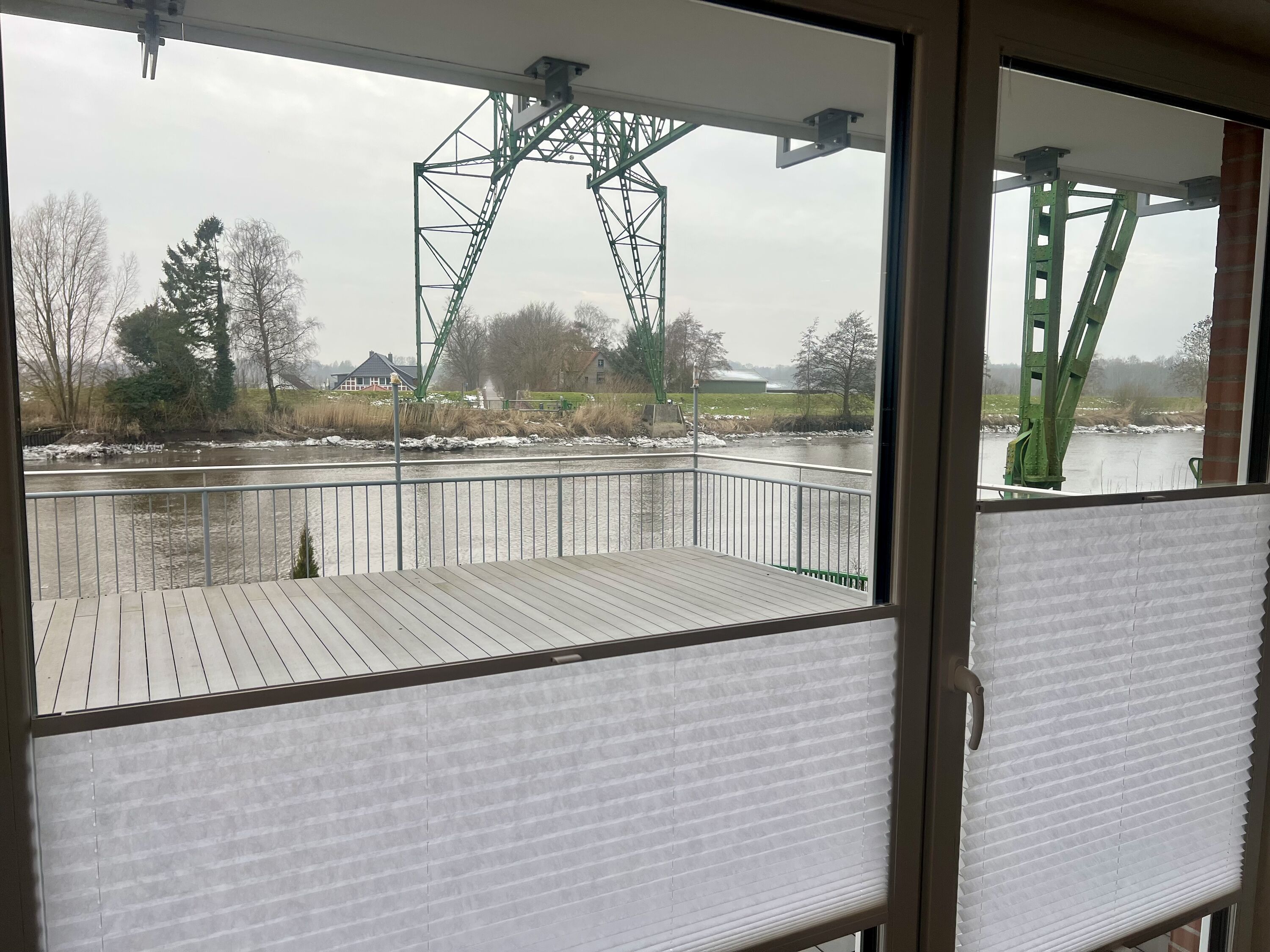 Ausblick auf Terrasse mit Blick auf die Oste & Schwebefähre