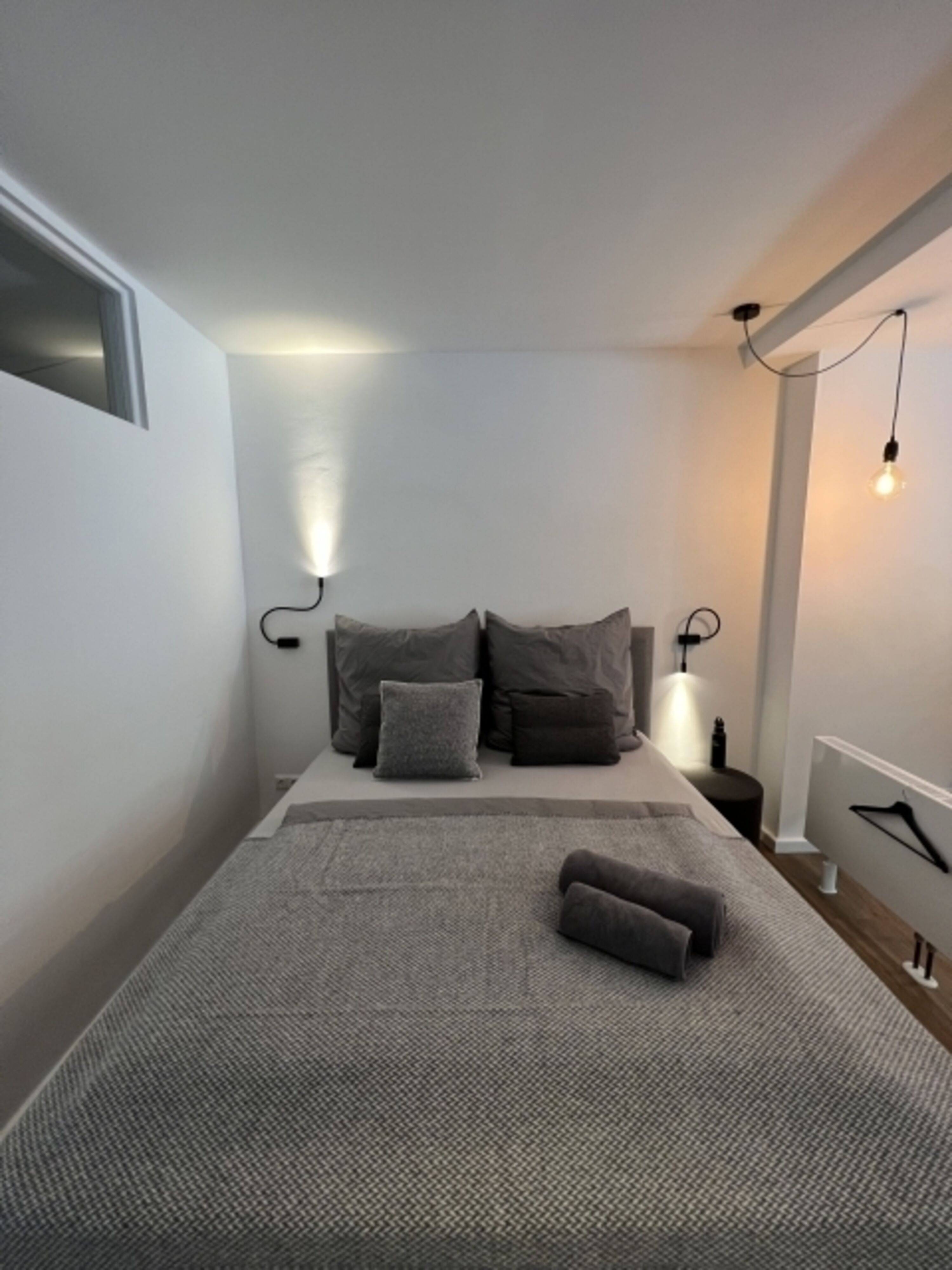 Schlafbereich mit Boxspringbett (160cm x 200cm)