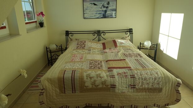 Schlafzimmer Nr. 2 OG mit Fernseher und Ankleideraum