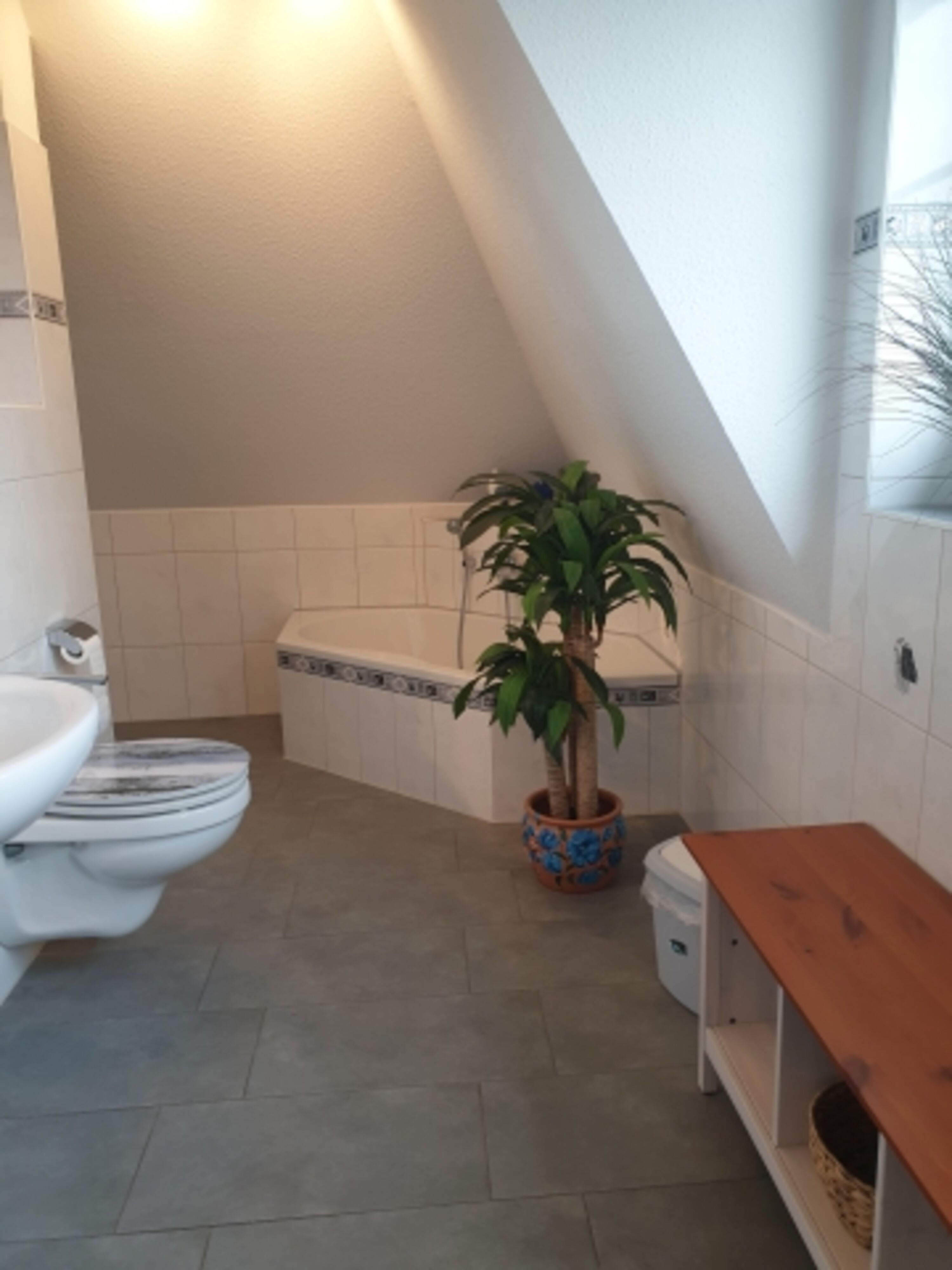 Badezimmer OG mit Dusche und Badewanne
