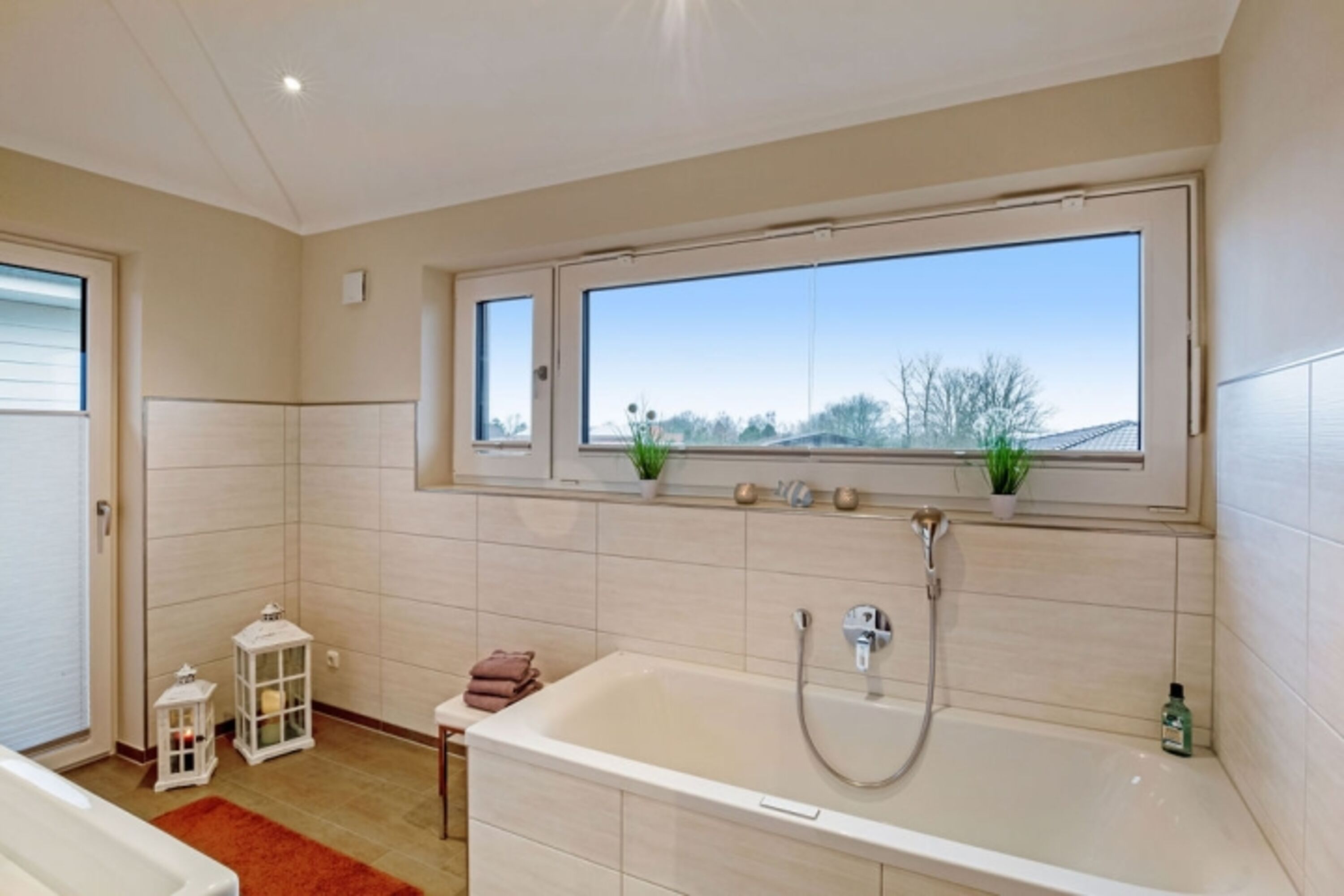 Bad mit Whirlpoolbadewanne und Sauna