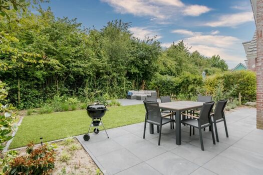 Die sonnige Terrasse mit Grill