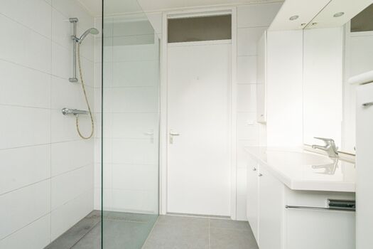 Badezimmer mit Dusche, Waschbecken und Toilette