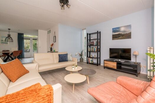 Die komfortable Sitzecke mit SMART TV