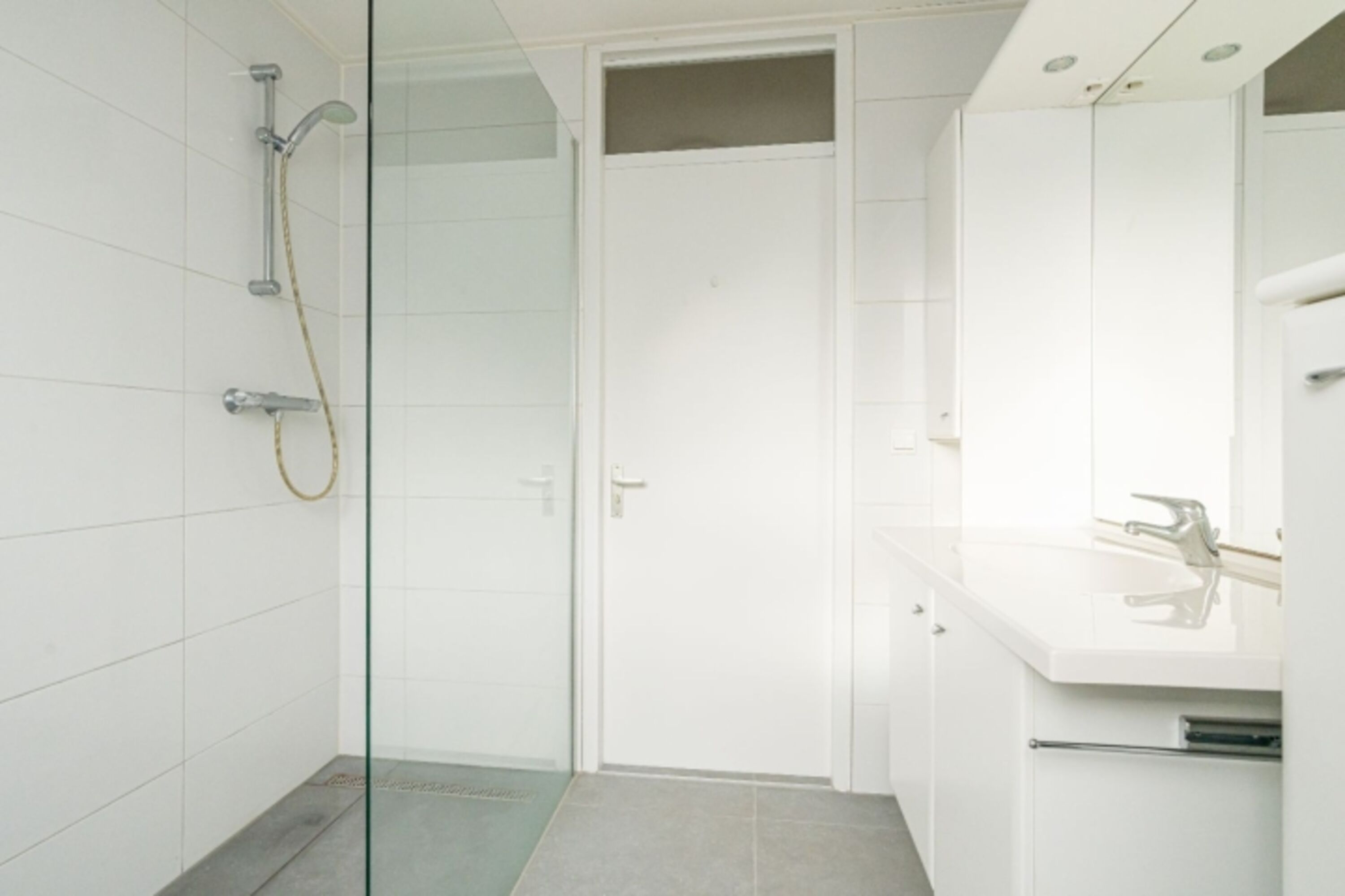 Badezimmer mit Dusche, Waschbecken und Toilette