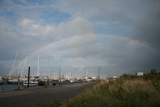Regenbogen über dem Hafen