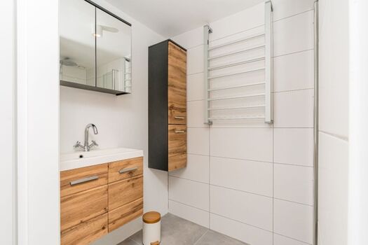 Das neue Badezimmer mit Regendusche und Waschbecken