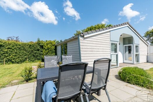 Sonnige Terrasse mit Gartengruppe