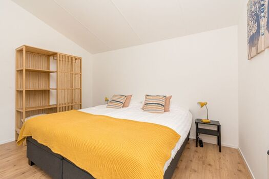Schlafzimmer 1 mit 2 Einzel Boxsprings und Schrank