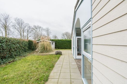 Der sonnige, eingezäunte Garten