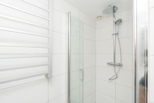 Das neue Badezimmer mit Regendusche und Waschbecken