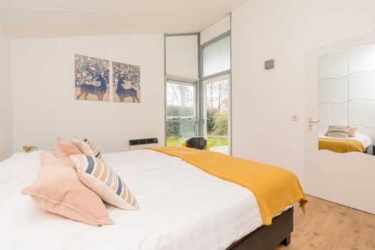 Schlafzimmer 1 mit 2 Einzel Boxsprings und Schrank