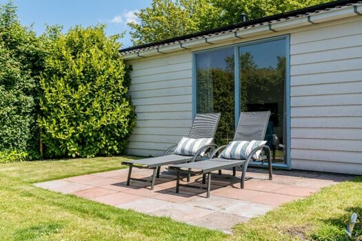 Der sonnige, eingezäunte Garten