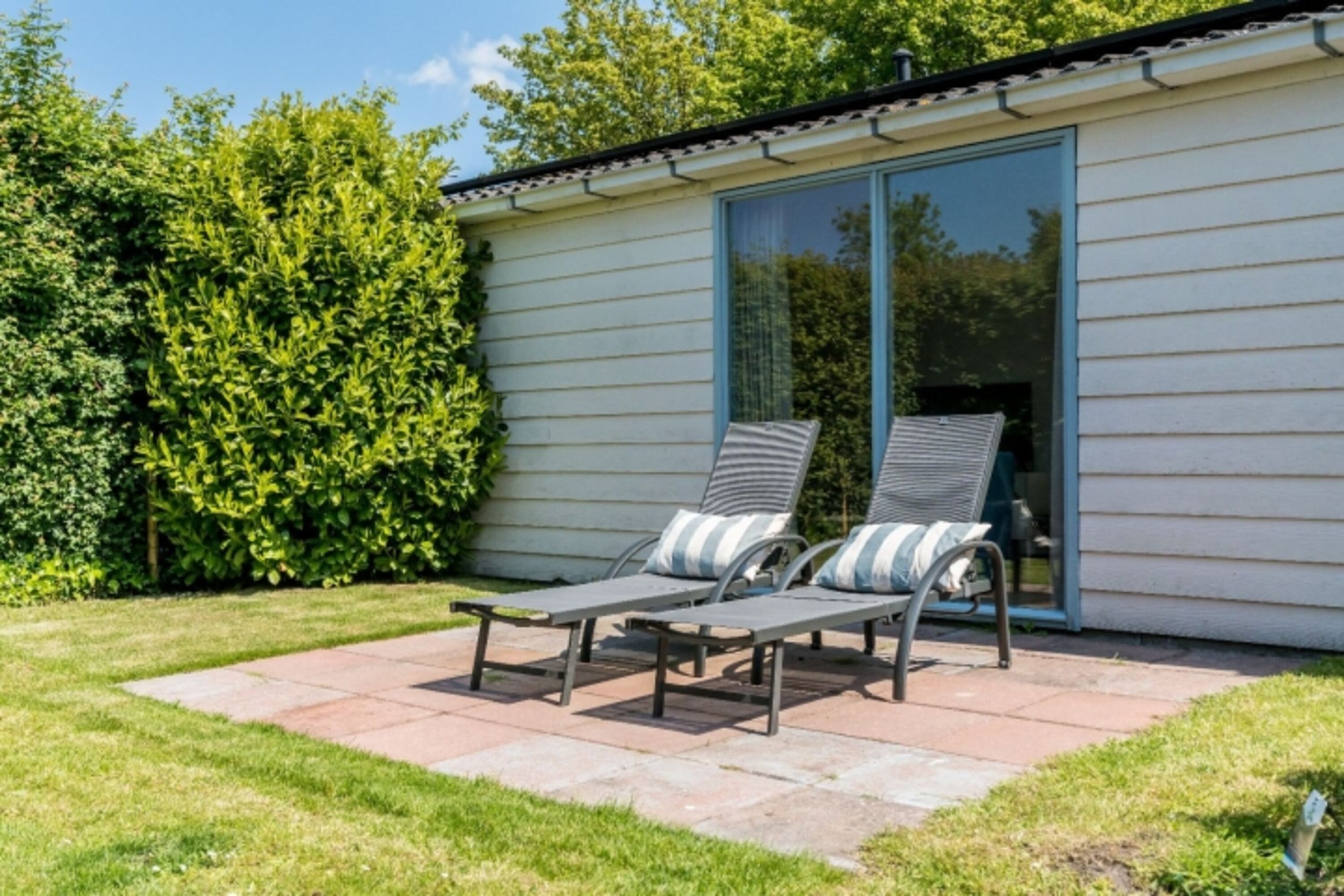 Der sonnige, eingezäunte Garten