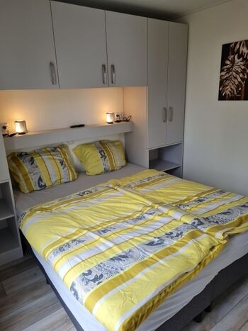 Schlafzimmer mit TV Erdgeschoss