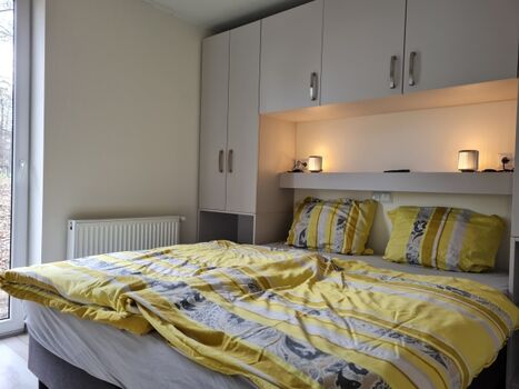 Schlafzimmer mit TV Erdgeschoss