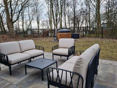 Terrasse mit Loungemöbeln