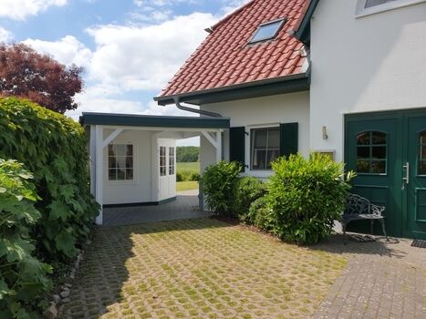 Gartenhütte mit kleinem Carport