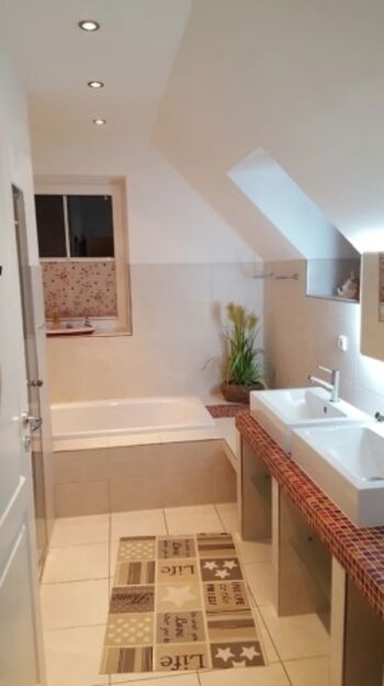 Badezimmer OG mit Wanne und Dusche