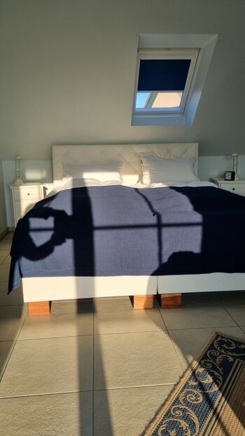 Schlafzimmer OG mit Doppelbett und Balkon