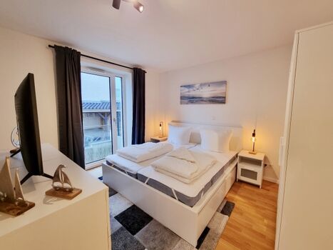 das Doppelbettzimmer mit Fernseher