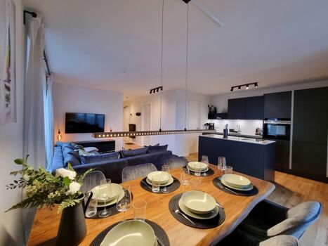 Großer Wohnbereich mit offener Küche