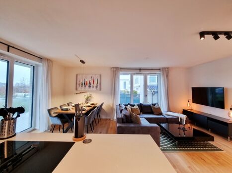 Blick aus der Küche in den offenen Wohn-Essbereich