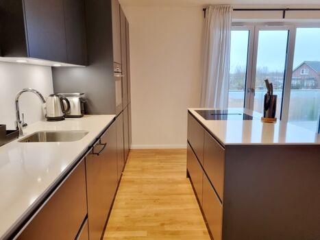 die Küche mit Kücheninsel