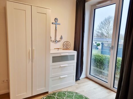 Schrank im Schlafzimmer mit Ausziehbett